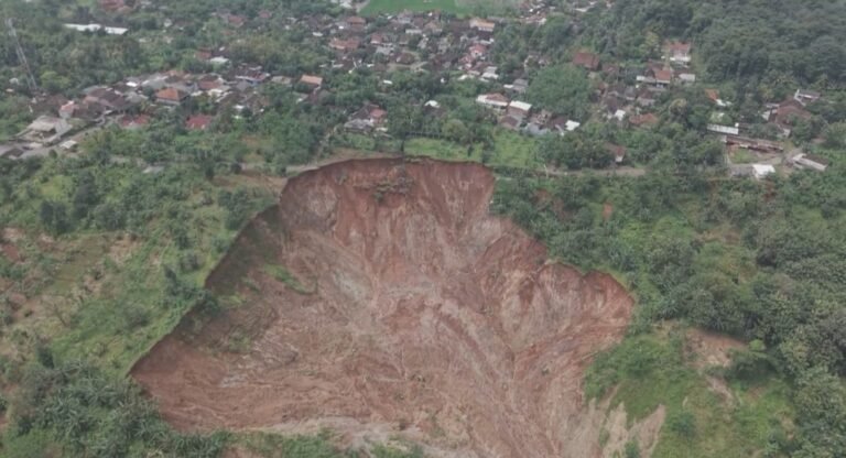 Relokasi sementara warga terdampak longsor disiapkan oleh Ngesti Nugraha bersama Pemerintah Kabupaten Semarang di Dusun Bandungan, Desa Kalongan, Kecamatan Ungaran Timur pada Rabu (4/3/2026). Langkah ini dilakukan karena pergerakan tanah mendekati permukiman, dengan menyiapkan lahan huntara, pemasangan EWS, serta pemantauan bersama instansi terkait.