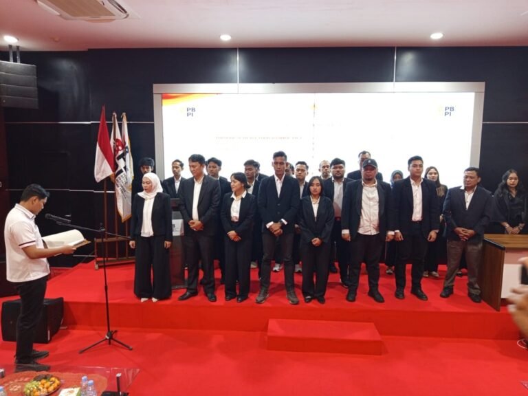 Tren olahraga padel berkembang pesat di Salatiga, didukung DPRD dan PBPI dalam pelantikan pengurus di Gedung DPRD, Selasa (31/3/2026). Tingginya minat masyarakat mendorong pembinaan atlet dan peluang bisnis, dengan program kolaboratif untuk membawa padel ke level nasional.