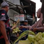Penjualan selongsong ketupat di Pasar Bandarjo, Ungaran, Kabupaten Semarang, Kamis (26/3/2026), oleh pedagang seperti Kusnan mengalami penurunan dibanding Lebaran sebelumnya, dipicu melemahnya daya beli masyarakat, meski harga telah diturunkan guna menarik minat pembeli menjelang Lebaran Kupat.