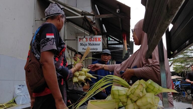 Penjualan selongsong ketupat di Pasar Bandarjo, Ungaran, Kabupaten Semarang, Kamis (26/3/2026), oleh pedagang seperti Kusnan mengalami penurunan dibanding Lebaran sebelumnya, dipicu melemahnya daya beli masyarakat, meski harga telah diturunkan guna menarik minat pembeli menjelang Lebaran Kupat.