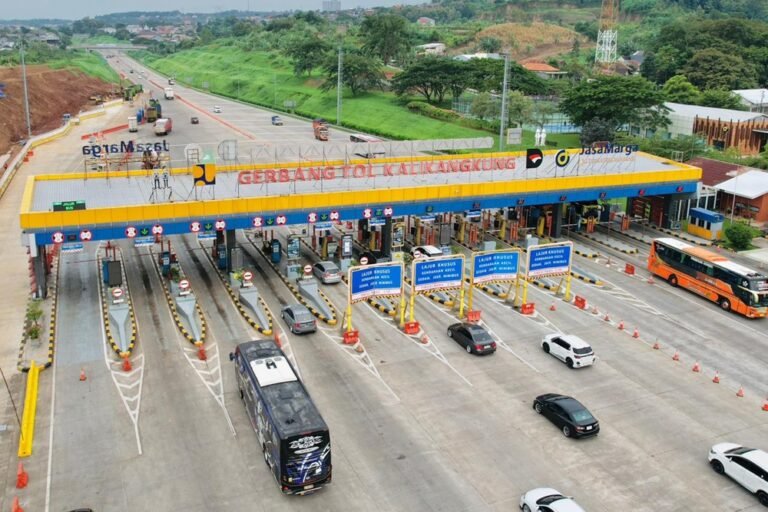 Penyesuaian tarif ruas Tol Batang–Semarang mulai berlaku 7 Maret 2026 diumumkan oleh PT Jasamarga Semarang Batang di Jawa Tengah, berdasarkan keputusan Kementerian Pekerjaan Umum. Kebijakan ini bertujuan menjaga kualitas layanan, keselamatan, serta keberlanjutan pengelolaan infrastruktur jalan tol melalui evaluasi standar pelayanan minimal.