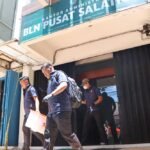 Penggeledahan Kantor Administrasi Koperasi Bahana Lintas Nusantara dilakukan penyidik Polda Jawa Tengah yang dipimpin Andry Agustiano di Jalan Fatmawati, Salatiga, Kamis (5/3/2026). Langkah ini terkait pendalaman dugaan tindak pidana. Penyidik memeriksa sejumlah ruangan serta mengamankan dokumen dan barang bukti tambahan untuk proses penyelidikan.