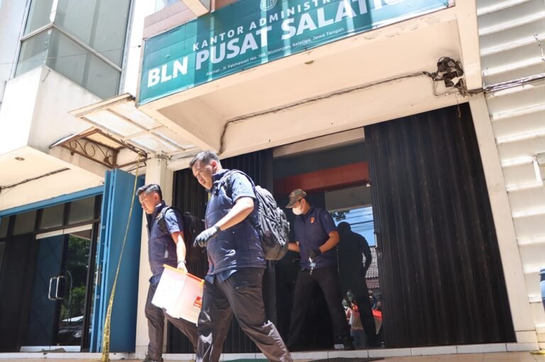 Penggeledahan Kantor Administrasi Koperasi Bahana Lintas Nusantara dilakukan penyidik Polda Jawa Tengah yang dipimpin Andry Agustiano di Jalan Fatmawati, Salatiga, Kamis (5/3/2026). Langkah ini terkait pendalaman dugaan tindak pidana. Penyidik memeriksa sejumlah ruangan serta mengamankan dokumen dan barang bukti tambahan untuk proses penyelidikan.