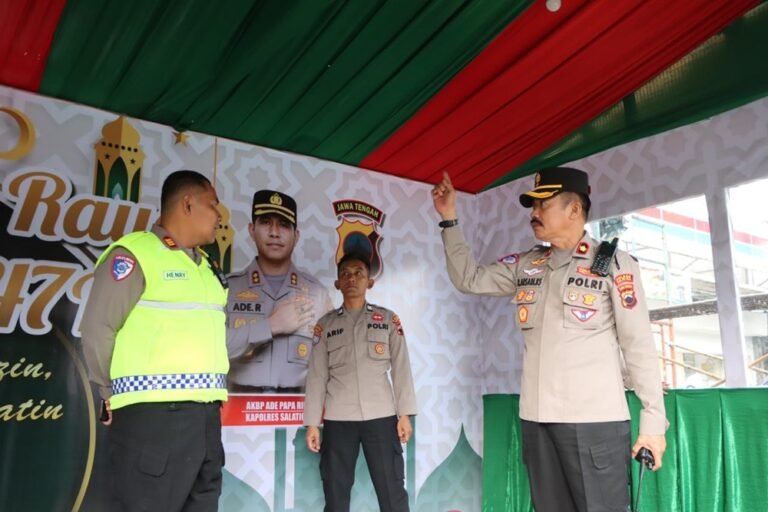 Polres Salatiga mulai mengaktifkan Pospam dan Posyan Operasi Ketupat Candi 2026. Wakapolres R Arsadi KS bersama jajaran mengecek kesiapan pos di wilayah Salatiga, Senin (9/3/2026), guna mengantisipasi arus mudik lebih awal dengan menyiagakan personel, sarana, dan layanan bagi pemudik agar perjalanan aman dan lancar.