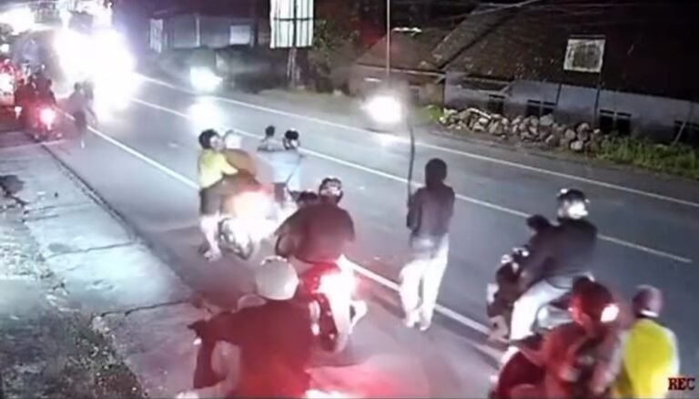 Beredarnya video dugaan tawuran remaja di Tuntang, Kabupaten Semarang, dipastikan Polres Semarang terjadi pada 5 Maret 2026 dan telah dibubarkan setelah satpam melapor ke polisi. Aparat kini mendalami rekaman untuk mengidentifikasi pelaku serta meningkatkan patroli dan pembinaan remaja.