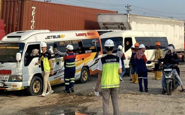 Kegiatan berbagi takjil digelar Rasika FM bersama kontraktor PT BUCG HK Semarang Demak 1A bagi pengendara di kawasan Kaligawe, Kota Semarang, pada Ramadan 2026 sebagai bentuk kepedulian kepada pengguna jalan sekaligus mempererat hubungan dengan masyarakat di tengah pembangunan proyek Tol Semarang–Demak.
