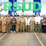 Peresmian perubahan nama RSUD Kota Salatiga menjadi RSUD dr. Soebarkat Tjitrodarmodjo dilakukan oleh Robby Hernawan di Halaman RSUD Salatiga, Kota Salatiga, Selasa (3/3/2026). Perubahan ini sebagai penghormatan kepada tokoh kesehatan dr. Soebarkat serta mendorong peningkatan kualitas layanan kesehatan yang lebih humanis dan modern.