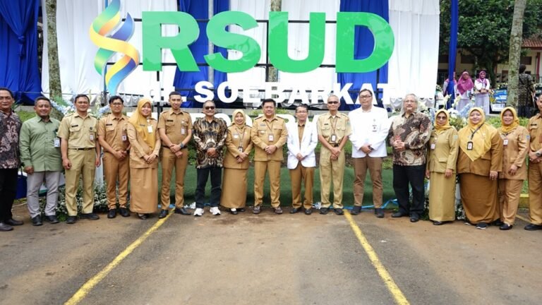 Peresmian perubahan nama RSUD Kota Salatiga menjadi RSUD dr. Soebarkat Tjitrodarmodjo dilakukan oleh Robby Hernawan di Halaman RSUD Salatiga, Kota Salatiga, Selasa (3/3/2026). Perubahan ini sebagai penghormatan kepada tokoh kesehatan dr. Soebarkat serta mendorong peningkatan kualitas layanan kesehatan yang lebih humanis dan modern.