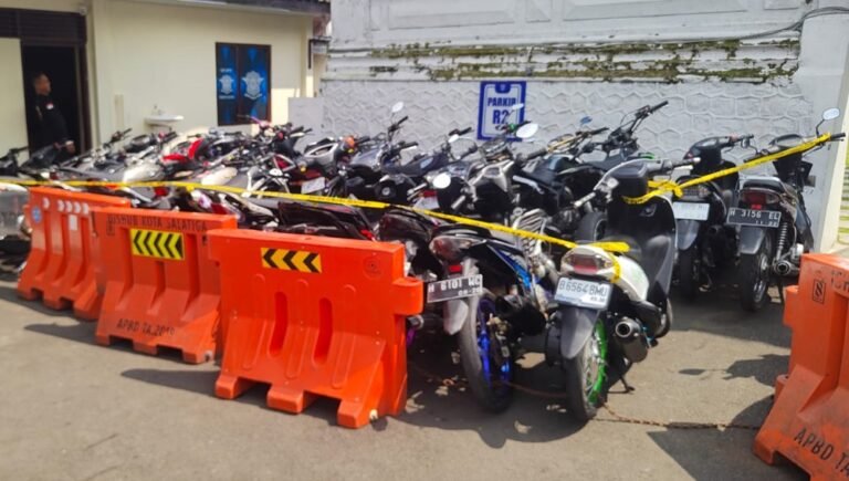 Ratusan sepeda motor berknalpot brong ditindak Polres Salatiga saat patroli malam yang dipimpin Kapolres AKBP Ade Papa Rihi di sejumlah ruas jalan Kota Salatiga, Sabtu (15/3/2026) hingga dini hari, melalui patroli hunting dan penyekatan pos operasi guna menjaga kamtibmas selama Operasi Ketupat Candi 2026.