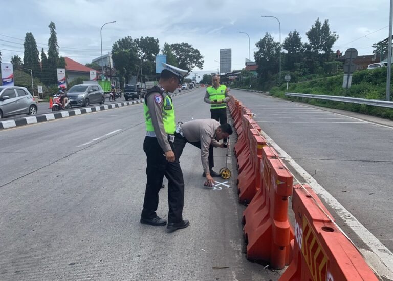 Kecelakaan beruntun di kawasan Exit Tol Bawen diungkap penyebabnya oleh Dinas Perhubungan Kabupaten Semarang melalui Plt Kepala Dishub Djoko Noerjanto di Kabupaten Semarang, Selasa 3 Maret 2026. Insiden dipicu kendaraan tidak laik jalan dan dugaan rem blong, sehingga pemerintah mengusulkan rekayasa lalu lintas untuk mencegah kecelakaan serupa.