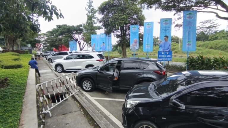 Peningkatan arus mudik terlihat di Rest Area KM 429A Tol Semarang–Solo, Kabupaten Semarang, Sabtu (14/3/2026), saat pemudik dari Jabodetabek berhenti beristirahat menuju berbagai daerah di Jawa Tengah dan Jawa Timur, sementara kepolisian menyiapkan rekayasa lalu lintas untuk mengantisipasi lonjakan kendaraan.