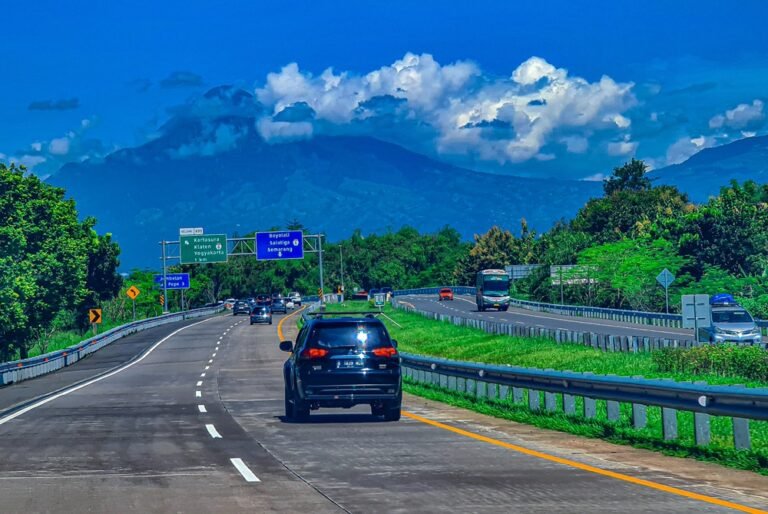 Lonjakan arus lalu lintas diprediksi terjadi di ruas Tol Solo–Ngawi pada periode mudik Lebaran 2026 dengan puncak pergerakan kendaraan 22 Maret. PT Jalan Solo Ngawi memperkirakan volume kendaraan meningkat hingga 50 persen dari kondisi normal melalui pemantauan di Gerbang Tol KM 91,9.