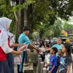 Kegiatan berbagi takjil digelar SMP Negeri 7 Salatiga bersama siswa dan organisasi sekolah di Alun-Alun Pancasila, Selasa (17/3/2026), sebagai bentuk kepedulian sosial di bulan Ramadan, disertai penampilan Tari Reog yang menambah semarak serta mempererat kebersamaan dan nilai empati.