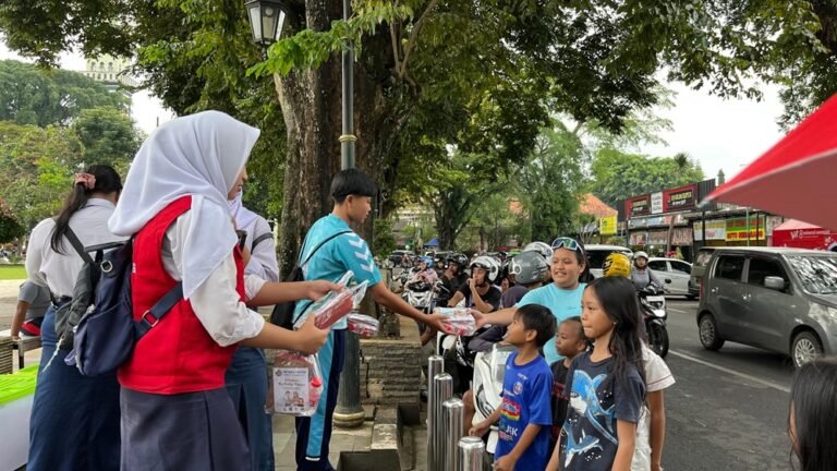 Kegiatan berbagi takjil digelar SMP Negeri 7 Salatiga bersama siswa dan organisasi sekolah di Alun-Alun Pancasila, Selasa (17/3/2026), sebagai bentuk kepedulian sosial di bulan Ramadan, disertai penampilan Tari Reog yang menambah semarak serta mempererat kebersamaan dan nilai empati.