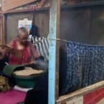 Kuliner sate kronyos menjadi daya tarik khas di Pasar Raya I Salatiga, disajikan oleh Asih Suminem sejak era 1950-an. Hidangan berbahan lemak dan jeroan ini diminati karena cita rasa unik, harga terjangkau, serta pengalaman makan autentik di tengah suasana pasar tradisional.
