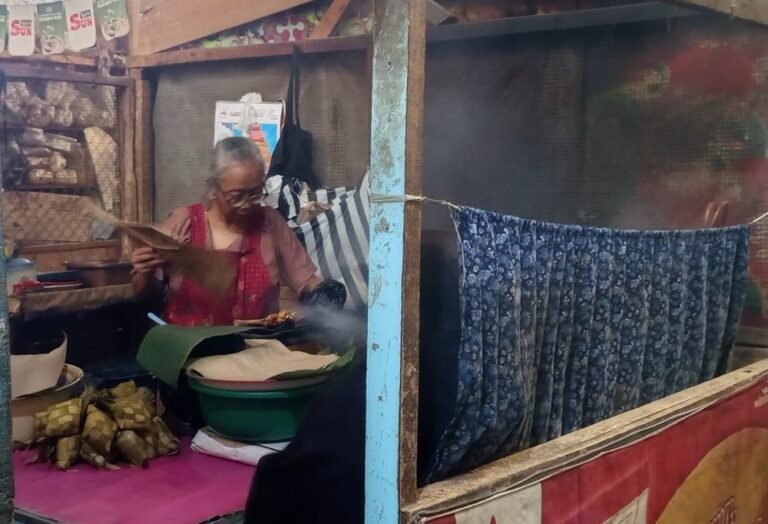 Kuliner sate kronyos menjadi daya tarik khas di Pasar Raya I Salatiga, disajikan oleh Asih Suminem sejak era 1950-an. Hidangan berbahan lemak dan jeroan ini diminati karena cita rasa unik, harga terjangkau, serta pengalaman makan autentik di tengah suasana pasar tradisional.