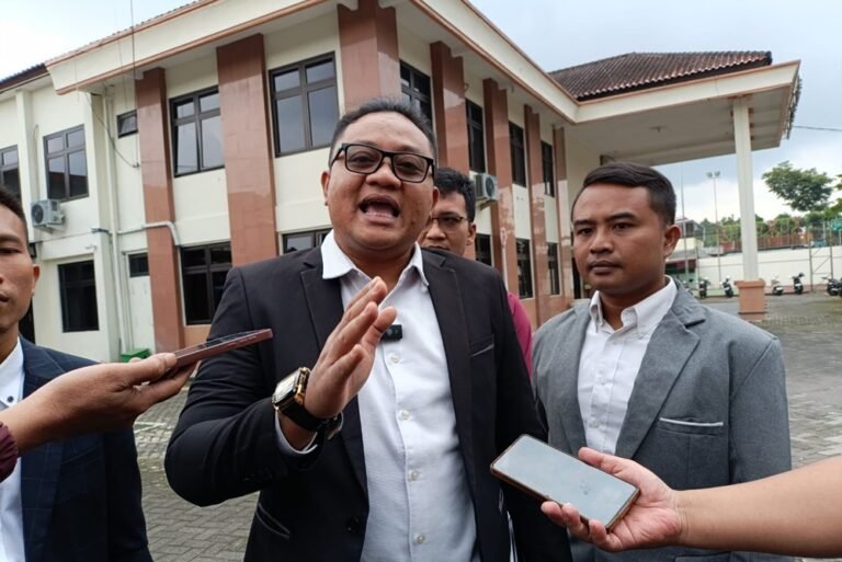 Sidang praperadilan kasus dugaan kredit fiktif Perumda BPR Bank Salatiga diajukan tersangka Ravly Adhitya Permata di Pengadilan Negeri Salatiga, Selasa (10/3/2026), karena menilai penetapan tersangka oleh Kejaksaan Negeri tidak sesuai prosedur hukum, dengan kuasa hukum mempersoalkan bukti, pelunasan kredit, serta proses penahanan.