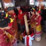 Gerakan tabungan kebajikan digagas Lembaga Kesenian dan Kebudayaan Kabupaten Semarang dengan mengajak masyarakat menyumbang satu gelas beras dan uang koin di berbagai wilayah Kabupaten Semarang, Minggu (15/3/2026), sebagai bentuk gotong royong dan syukuran bersama dalam rangka Hari Jadi ke-505 melalui kenduri budaya.