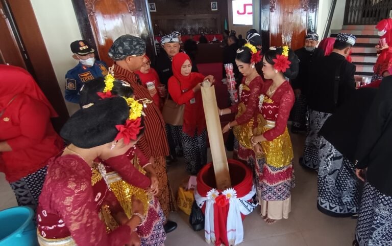 Gerakan tabungan kebajikan digagas Lembaga Kesenian dan Kebudayaan Kabupaten Semarang dengan mengajak masyarakat menyumbang satu gelas beras dan uang koin di berbagai wilayah Kabupaten Semarang, Minggu (15/3/2026), sebagai bentuk gotong royong dan syukuran bersama dalam rangka Hari Jadi ke-505 melalui kenduri budaya.