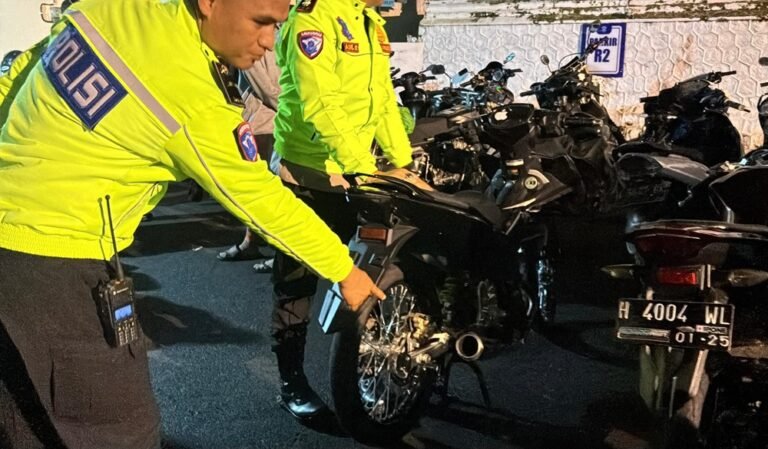 Patroli keamanan Ramadan digelar oleh Polres Salatiga dipimpin Ade Papa Rihi di wilayah Salatiga pada Sabtu (7/3/2026). Kegiatan ini dilakukan untuk mencegah balap liar, knalpot brong, dan perang sarung dengan menyasar titik keramaian pemuda, sehingga petugas menindak 49 kendaraan yang melanggar aturan.