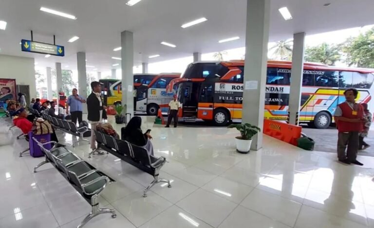Posko Terpadu Angkutan Lebaran disiapkan di Terminal Tipe A Tingkir oleh pengelola terminal yang dipimpin Vicky Candra Yanuar di Salatiga mulai H-10 hingga H+10 Idul Fitri 2026. Posko ini menghadirkan layanan informasi, kesehatan, serta koordinasi lintas instansi untuk memastikan kelancaran arus mudik dan balik.