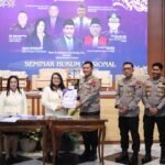 Penandatanganan kerja sama dilakukan Universitas Kristen Satya Wacana dan Polda Jawa Tengah di Grha Nusantara UKSW Salatiga, Rabu (11/3/2026), guna memperkuat kajian akademik bidang kepolisian melalui pembentukan Pusat Studi Kepolisian yang melibatkan Fakultas Hukum, Psikologi, dan FISKOM.