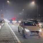 Kepadatan arus balik terjadi di Tol Solo–Semarang wilayah Kabupaten Semarang pada Senin (23/3/2026) malam, melibatkan Polres Semarang dan Ditlantas Polda Jateng yang menerapkan one way lokal dari KM 459 hingga KM 421 Banyumanik guna mengurai lonjakan kendaraan menuju Semarang secara cepat dan aman.