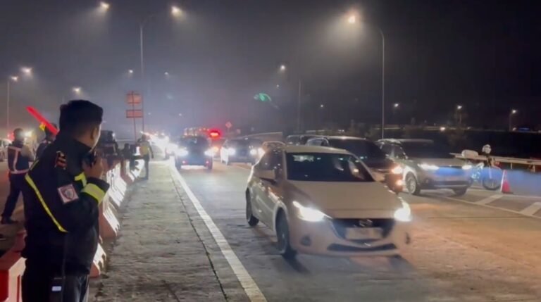 Kepadatan arus balik terjadi di Tol Solo–Semarang wilayah Kabupaten Semarang pada Senin (23/3/2026) malam, melibatkan Polres Semarang dan Ditlantas Polda Jateng yang menerapkan one way lokal dari KM 459 hingga KM 421 Banyumanik guna mengurai lonjakan kendaraan menuju Semarang secara cepat dan aman.