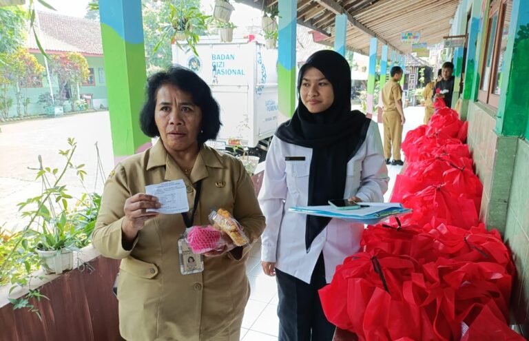 Video komplain program Makan Bergizi Gratis (MBG) di SD Negeri Dukuh 05 Salatiga menjadi perhatian publik. Kepala sekolah Jumarti menjelaskan keluhan menu telah beberapa kali disampaikan kepada penyedia. Peristiwa itu terjadi di Salatiga dan viral pada Senin (2/3/2026). Evaluasi dilakukan dengan perbaikan menu serta kontrol kualitas makanan.