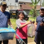 Dua ekor ular jenis sanca dan ular kopi dievakuasi petugas Pemadam Kebakaran Kota Salatiga dari rumah warga di kawasan Kembang Arum, Sidomukti, Senin (16/3/2026) pagi, setelah pemilik rumah melapor melalui WhatsApp Mako Damkar, kemudian ular diamankan dan dilepas kembali ke habitat yang jauh dari permukiman.