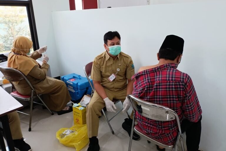 Sebanyak 215 calon jamaah haji Kota Salatiga mengikuti vaksin polio dan meningitis gratis di Kantor Kementerian Haji & Umrah, Senin (7/4/2026), guna mencegah penyakit menular saat ibadah di Makkah dan Madinah. Program ini memprioritaskan lansia, termasuk jamaah tertua berusia 85 tahun yang akan berangkat pada 28 April 2026.