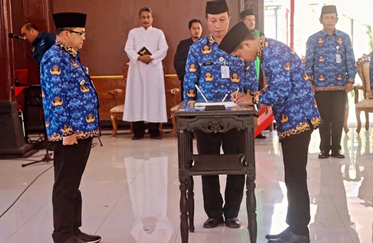 Sebanyak lima ASN di Kabupaten Semarang diberhentikan sepanjang 2025 akibat pelanggaran disiplin, disampaikan saat pelantikan 153 CPNS menjadi PNS pada Jumat (10/4/2026). Kepala BKPSDM Wenny Maya Kartika menegaskan kasus ini sebagai peringatan agar aparatur menjaga integritas dan mematuhi aturan.