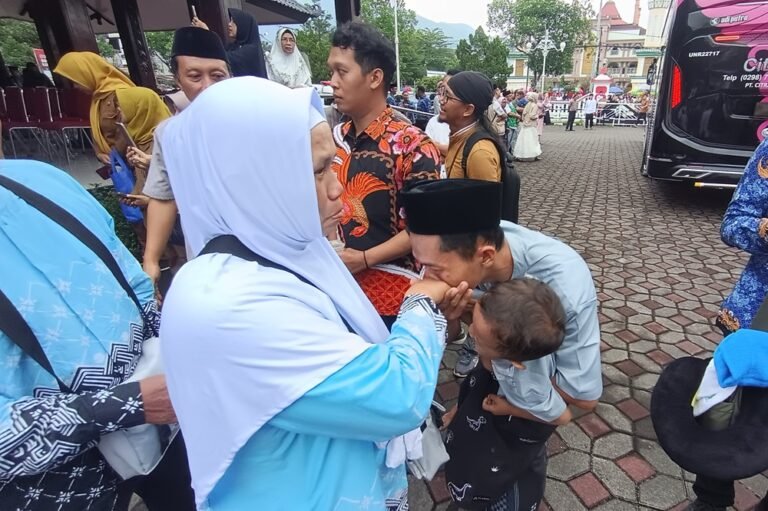 Kementerian Haji dan Umrah Kabupaten Semarang memberangkatkan 895 jemaah haji dalam enam kloter dari berbagai kecamatan melalui titik kumpul di Ungaran, Selasa (28/4/2026), dengan pengawalan tenaga medis dan ambulans guna memastikan kesehatan jemaah tetap prima menghadapi pemeriksaan ketat di Arab Saudi.