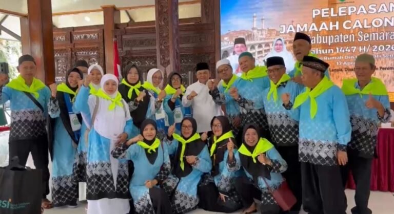 Bupati Semarang Ngesti Nugraha melepas 901 calon jemaah haji di Ungaran pada Jumat (17/4/2026) untuk diberangkatkan ke Tanah Suci mulai 25 April dalam enam kloter. Mayoritas jemaah lansia, sehingga diminta saling membantu selama ibadah, sementara pemerintah memastikan pelayanan optimal bagi seluruh peserta.