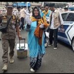 Sebanyak 217 calon jemaah haji asal Kota Salatiga diberangkatkan ke Tanah Suci pada Selasa (28/4/2026), namun satu jemaah tertunda karena belum memenuhi syarat kesehatan saat pemeriksaan di embarkasi, sehingga keberangkatannya ditunda demi keselamatan hingga dinyatakan layak.