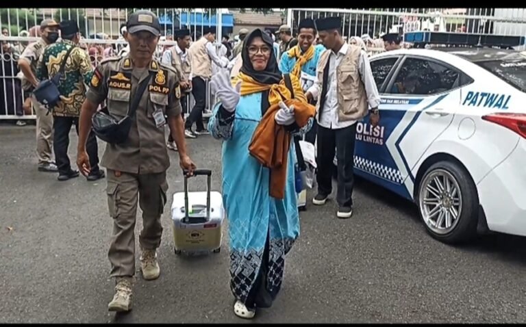 Sebanyak 217 calon jemaah haji asal Kota Salatiga diberangkatkan ke Tanah Suci pada Selasa (28/4/2026), namun satu jemaah tertunda karena belum memenuhi syarat kesehatan saat pemeriksaan di embarkasi, sehingga keberangkatannya ditunda demi keselamatan hingga dinyatakan layak.