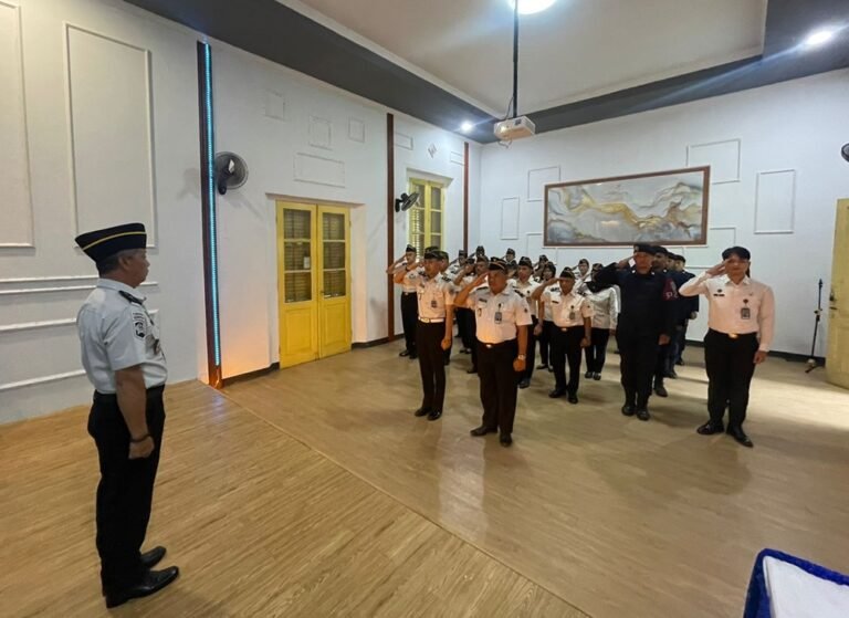 Rutan Kelas IIB Salatiga menggelar apel ikrar Zero Halinar di aula rutan, Rabu (22/4/2026), diikuti seluruh pegawai sebagai komitmen menjaga integritas. Kegiatan ini menegaskan penolakan terhadap handphone ilegal, pungutan liar, dan narkoba melalui pembacaan ikrar serta penguatan disiplin dalam pelaksanaan tugas sehari-hari.