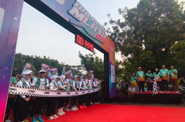 BPR Syariah Kedung Arto menggelar Balapan Mlayu 2026 di Lakers BSB City Semarang pada Minggu pagi, menghadirkan ribuan peserta dari berbagai kalangan. Ajang lari 3K dan 10K ini bertujuan mendorong gaya hidup sehat sekaligus mempererat kebersamaan, dilengkapi edukasi kesehatan, lomba kostum, serta hadiah menarik bagi peserta.