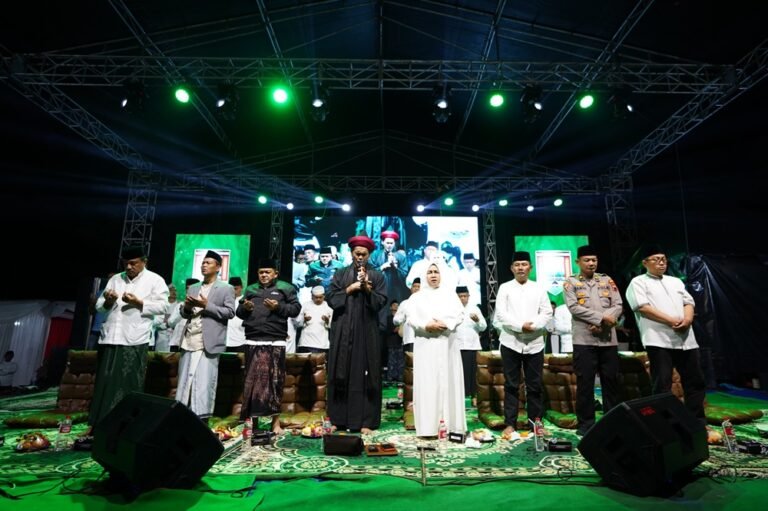 Bupati Ngesti Nugraha menghadiri Semarang Bersholawat di RTH Klero, Tengaran, Kabupaten Semarang, Sabtu (11/4/2026) malam, dalam rangka HUT ke-505. Kegiatan ini menghadirkan Gus Ali Gondrong untuk mengajak generasi muda menjauhi kenakalan remaja melalui dakwah dan doa bersama.