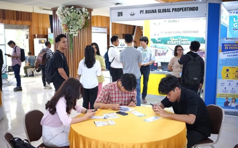 Universitas Kristen Satya Wacana melalui Direktorat Kealumnian dan Karier menggelar Job Fair 48 di Balairung UKSW pada 29–30 April 2026 di Salatiga, guna menjembatani pencari kerja dengan 30 perusahaan melalui ratusan lowongan, rekrutmen langsung, serta layanan tes dan informasi karier yang terorganisir.