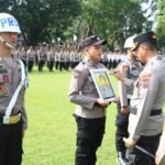 Pemberhentian tidak dengan hormat dijatuhkan kepada Briptu DP oleh Polres Salatiga di Lapangan Bhayangkara, Senin (6/4/2026), sebagai sanksi tegas karena mangkir lebih dari 30 hari, dilakukan secara in absensia dengan pencoretan foto serta melalui proses sidang dan peringatan sebelumnya.