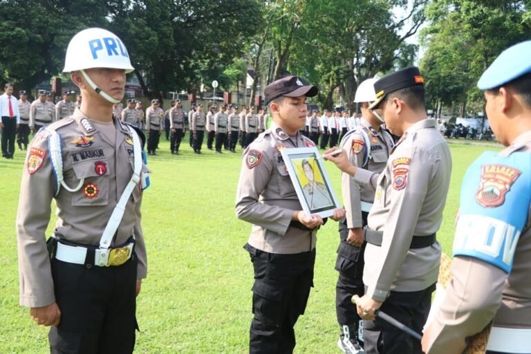 Pemberhentian tidak dengan hormat dijatuhkan kepada Briptu DP oleh Polres Salatiga di Lapangan Bhayangkara, Senin (6/4/2026), sebagai sanksi tegas karena mangkir lebih dari 30 hari, dilakukan secara in absensia dengan pencoretan foto serta melalui proses sidang dan peringatan sebelumnya.