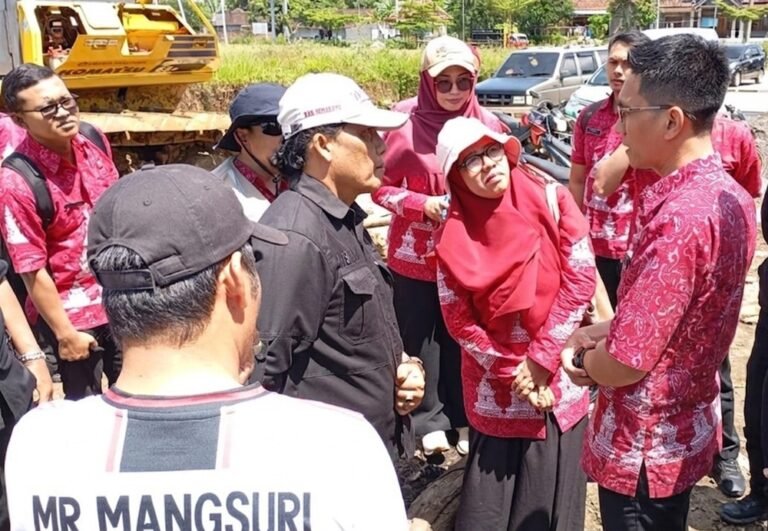 Komisi C DPRD Kabupaten Semarang menyoroti pembangunan pabrik garmen di Desa Deresan, Susukan, yang diduga berjalan tanpa izin sejak beberapa bulan terakhir, setelah ditemukan aktivitas pengolahan lahan seluas 9 hektare dan dampak talud ambrol, sehingga diminta dihentikan sementara hingga perizinan dan komunikasi terpenuhi.