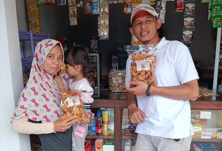 Lonjakan harga plastik akibat gejolak geopolitik, pelaku UMKM seperti Riskya Yosi dan Nurul Istiqomah di Salatiga, Jawa Tengah, sejak akhir Ramadan hingga April 2026, mengeluhkan kenaikan biaya produksi karena dampak konflik global, diatasi dengan menaikkan harga jual dan efisiensi agar usaha tetap bertahan.