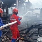 Kebakaran melanda lima warung di Wujil, Bergas, Kabupaten Semarang, Selasa (14/4/2026), diduga akibat aktivitas memasak gorengan. Api cepat merembet karena bangunan berbahan kayu, sementara petugas mengerahkan empat armada pemadam untuk memadamkan dan melakukan pendinginan. Tidak ada korban jiwa dalam kejadian tersebut.
