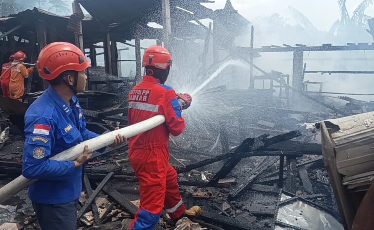 Kebakaran melanda lima warung di Wujil, Bergas, Kabupaten Semarang, Selasa (14/4/2026), diduga akibat aktivitas memasak gorengan. Api cepat merembet karena bangunan berbahan kayu, sementara petugas mengerahkan empat armada pemadam untuk memadamkan dan melakukan pendinginan. Tidak ada korban jiwa dalam kejadian tersebut.