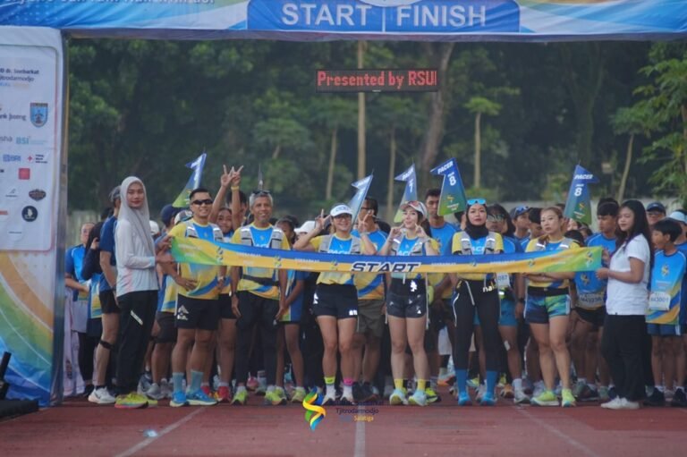 RSUD dr. Soebarkat Kota Salatiga menggelar Soebarkat Fun Run 2026 di kawasan Stadion Kridanggo hingga Gedung Korpri, Minggu (26/4/2026), dengan diikuti lebih dari 600 pelari, sebagai upaya mengampanyekan gaya hidup sehat melalui lari 5 kilometer dan layanan cek kesehatan gratis bagi masyarakat.