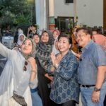 Wali Kota Salatiga Robby Hernawan meninjau Gebyar UMKM di rumah dinas wali kota, Sabtu (18/4/2026), untuk mendorong promosi produk lokal. Kegiatan bertema “Bersama PKK, UMKM Menyala” ini menghadirkan kuliner, kriya, dan seni tradisional sebagai upaya memperluas pasar serta memperkuat ekonomi kreatif masyarakat.