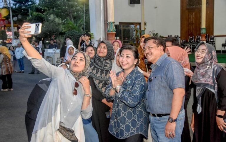 Wali Kota Salatiga Robby Hernawan meninjau Gebyar UMKM di rumah dinas wali kota, Sabtu (18/4/2026), untuk mendorong promosi produk lokal. Kegiatan bertema “Bersama PKK, UMKM Menyala” ini menghadirkan kuliner, kriya, dan seni tradisional sebagai upaya memperluas pasar serta memperkuat ekonomi kreatif masyarakat.