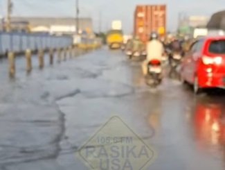 Genangan air setinggi 10–15 cm terjadi di Jalan Pantura Sayung depan PT HIT, Demak, Rabu (22/4/2026) pagi, akibat kondisi pascahujan. Kendaraan melambat karena pengemudi memilih lajur kanan yang lebih kering, sementara arus sebaliknya menuju Demak terpantau lancar tanpa genangan.